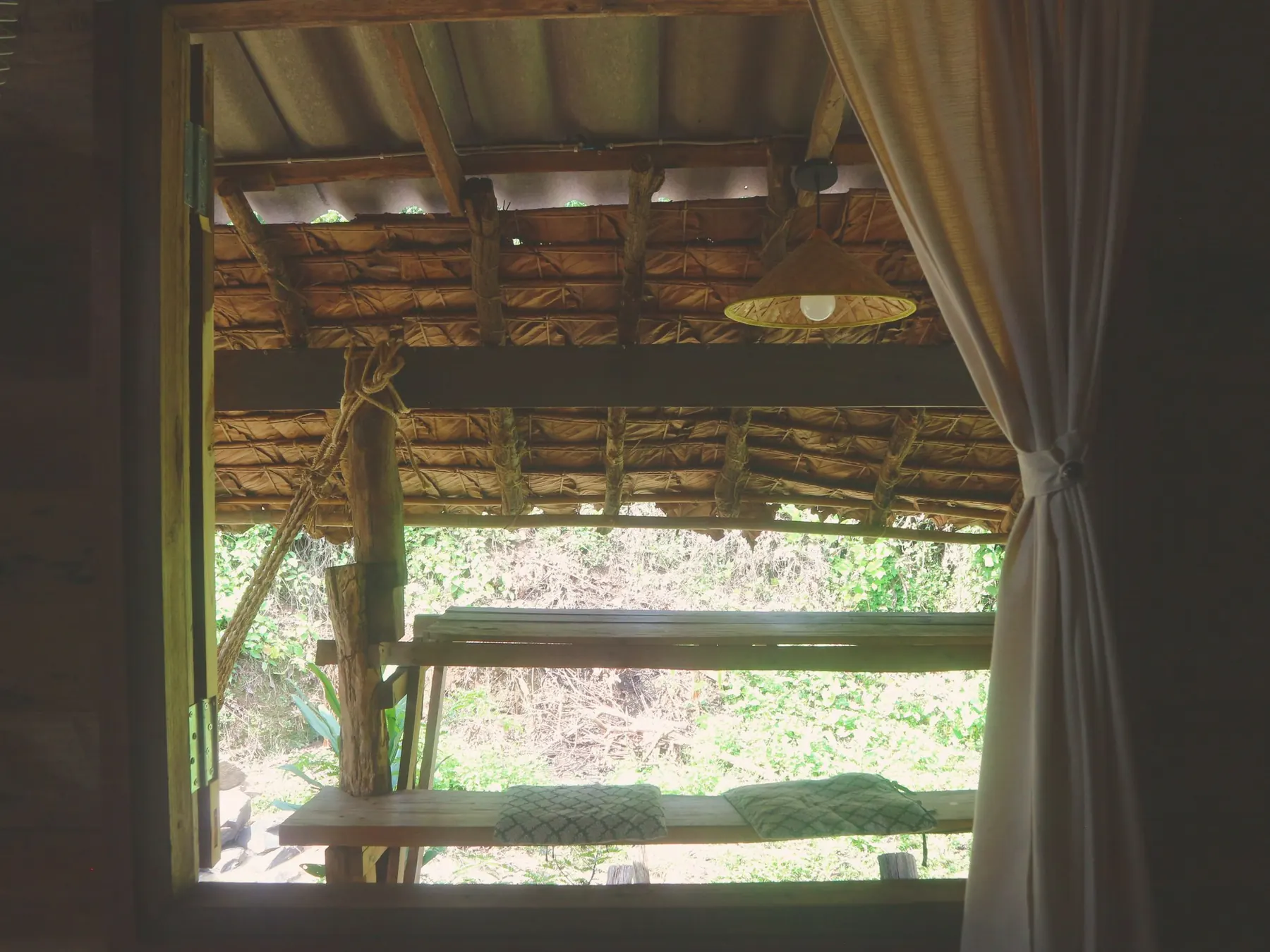 Sala with curtains open to the garden